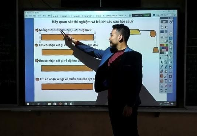 Thầy giáo Trịnh Xuân Biên sử dụng hiệu quả bảng tương tác ActivBoard trong giảng dạy môn Vật lý.