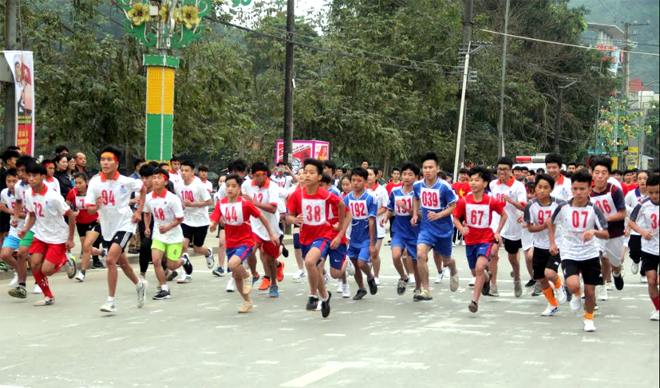 Các vận động viên tham gia Giải Việt dã truyền thống Báo Yên Bái.