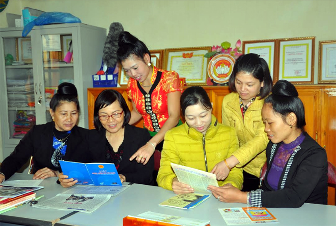 Cán bộ Hội Phụ nữ thị xã Nghĩa Lộ tìm hiểu Luật Tiếp công dân.