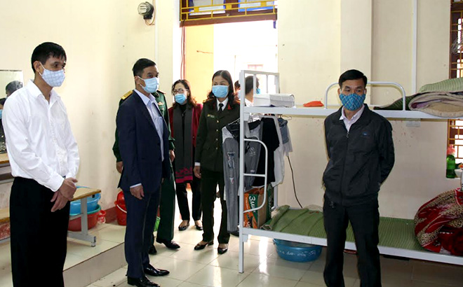 Vice Chairman of the provincial People’s Committee Duong Van Tien inspects the conditions at the quarantine facility in Yen Bai Vocational Training College.
