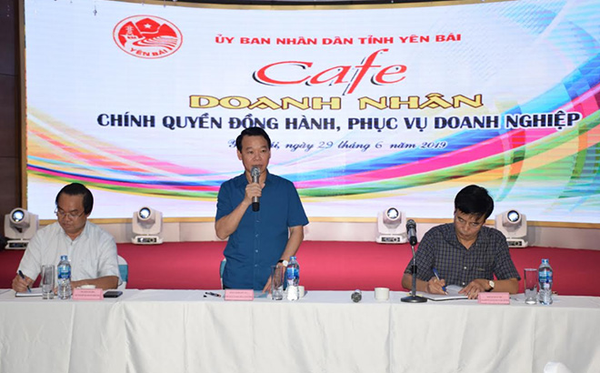 Chairman of the provincial People’s Committee Do Duc Duy replies to businesses’ opinions at the “Entrepreneur Cafe” in June 2019.