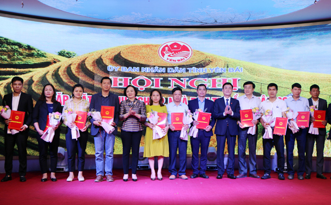 Secretary of the provincial Party Committee and Chairwoman of the provincial People’s Council Pham Thi Thanh Tra and Vice Chairman of the provincial People’s Committee Nguyen Chien Thang presented decisions approving investment proposals to 15 projects.