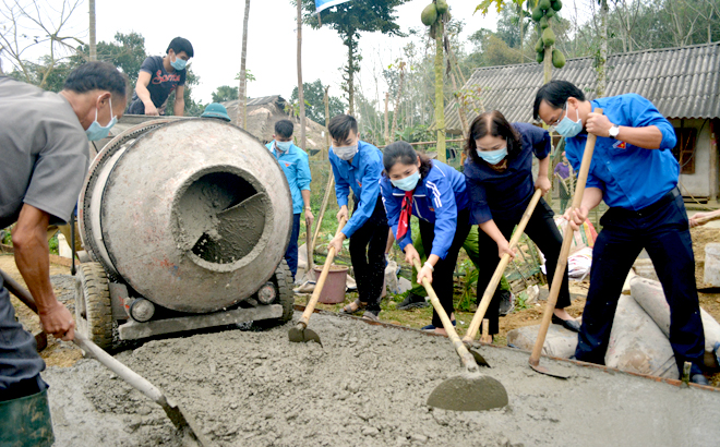 Yen Bai youths begin the work “Road to school” in Tong Cum hamlet, Minh Xuan commune.
