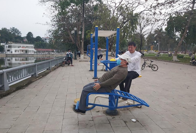 Người dân tích cực tập luyện thể dục thể thao tại Quảng trường 19/8, thành phố Yên Bái.