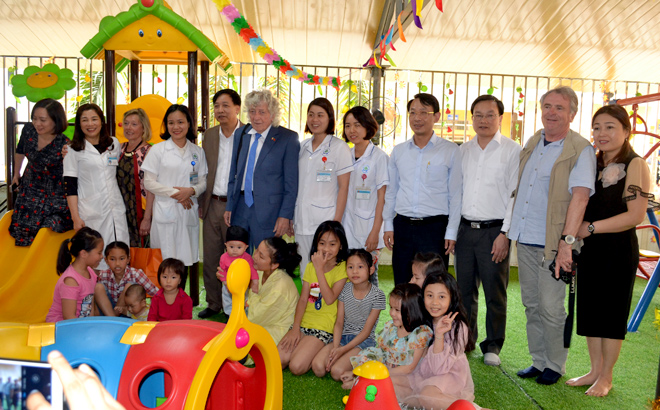 The playzone for kids is launched at the paediatrics division of Yen Bai city’s medical centre.