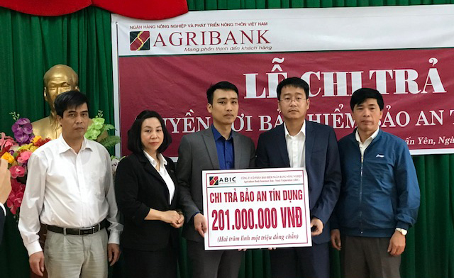 Lãnh đạo ABIC Chi nhánh Phú Thọ trao số tiền 201 triệu đồng cho đại diện gia đình bà Đào Thị Hiệp.