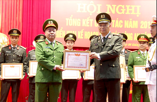 Thiếu tướng Đặng Trần Chiêu - Giám đốc Công an tỉnh trao danh hiệu “Đơn vị Quyết thắng” năm 2019 cho Phòng Cảnh sát Cơ động.
