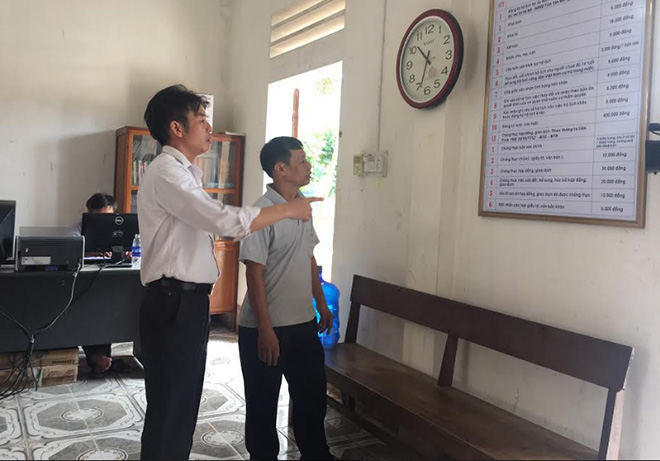Bảng niêm yết công khai việc thu phí, lệ phí thủ tục hành chính tại trụ sở UBND xã Mậu Đông, huyện Văn Yên.