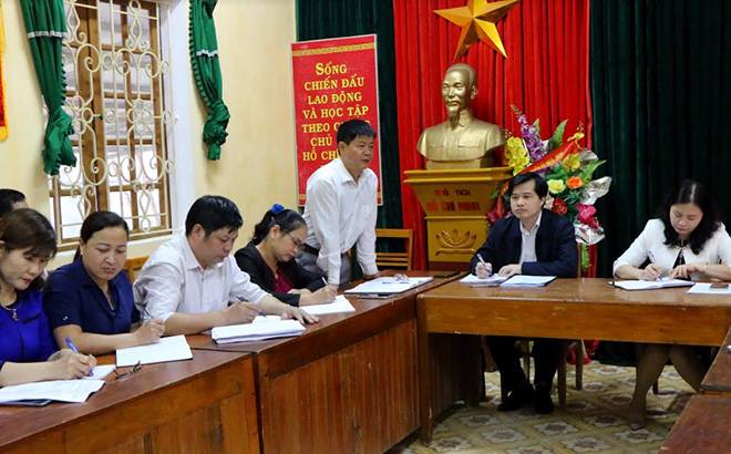 Bí thư Đảng ủy xã Vĩnh Kiên báo cáo với đoàn công tác của huyện về việc chuẩn bị Đại hội Đảng bộ xã, nhiệm kỳ 2020 - 2025.
