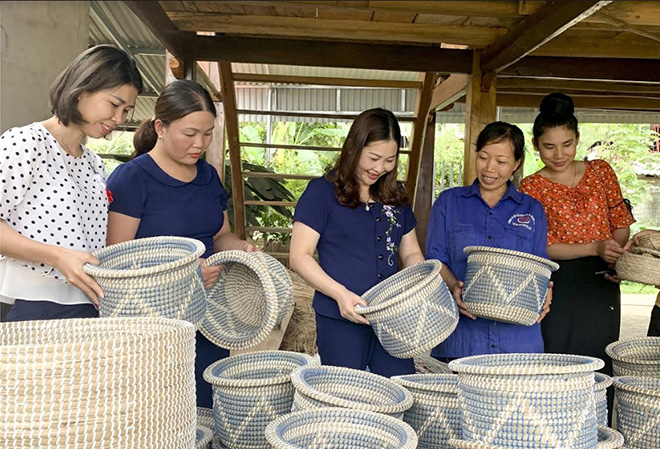 Bà Vũ Thị Hiền Hạnh - Chủ tịch Hội LHPN tỉnh (giữa) kiểm tra sản phẩm thủ công mỹ nghệ từ cói của Tổ hợp tác sản xuất sản phẩm mây tre đan tại xã Phúc Sơn, thị xã Nghĩa Lộ.