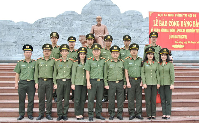 Cán bộ, chiến sĩ Phòng ANCTNB báo công tại Khu lưu niệm Sáu điều Bác Hồ dạy Công an nhân dân ở xã Nhã Nam, huyện Tân Yên, tỉnh Bắc Giang.