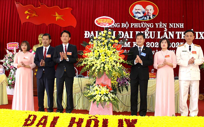 Thay mặt lãnh đạo thành phố Yên Bái, đồng chí Ngô Hạnh Phúc - Bí thư Thành ủy, Chủ tịch HĐND thành phố Yên Bái tặng hoa chúc mừng Đại hội.