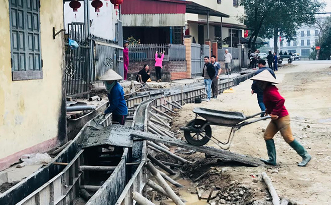 Nhân dân tổ dân phố 1 tự nguyện giải phóng mặt bằng, hỗ trợ nhà thầu nâng cấp cải tạo tuyến đường Đào Tấn.