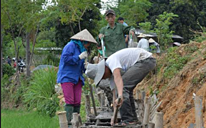 Nhân dân xã Sơn Lương bê tông hóa kênh mương nội đồng.