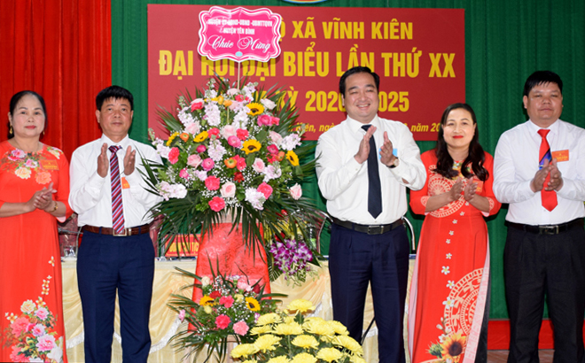 Bí thư Huyện ủy Đoàn Hữu Phung tặng hoa chúc mừng Đại hội