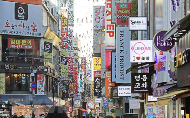 Người dân mua sắm hàng hóa tại khu vực Myeongdong, thủ đô Seoul, Hàn Quốc, ngày 2/1/2019.