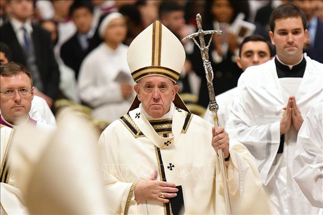 Giáo hoàng Francis (giữa) chủ trì thánh lễ mừng Chúa Giáng sinh truyền thống của Tòa thánh Vatican tại Vương cung Thánh đường St Peter đêm 24/12/2019. Ảnh tư liệu
