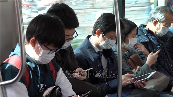 Người dân đeo khẩu trang phòng tránh lây nhiễm dịch COVID-19 tại Tokyo, Nhật Bản, ngày 17/2.