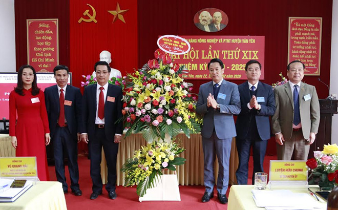 Lãnh đạo huyện Văn Yên chúc mừng thành công Đại hội Chi bộ Ngân hàng Nông nghiệp và Phát triển nông thôn huyện Văn Yên.