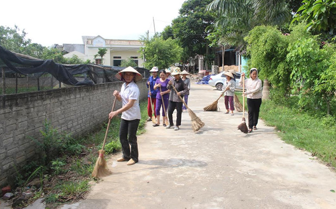 Phụ nữ các xã ở Văn Yên thường xuyên vệ sinh môi trường các tuyến đường tự quản. (Ảnh: Minh Huyền)