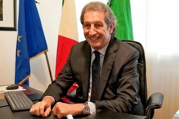 Roberto Stella là bác sĩ đa khoa có tiếng ở Italia.