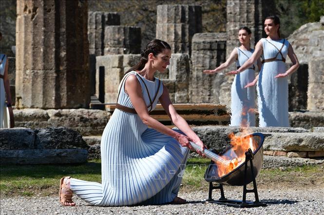 Nữ diễn viên Hy Lạp Xanthi Georgiou thắp sáng ngọn đuốc Olympic.