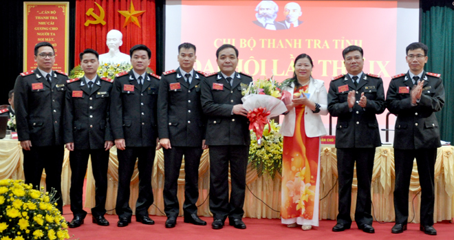 Đồng chí Hoàng Thị Chanh - Bí thư Đảng ủy Khối cơ quan và doanh nghiệp tỉnh tặng hoa chúc mừng Ban Chấp hành Chi bộ Thanh tra tỉnh khóa mới.