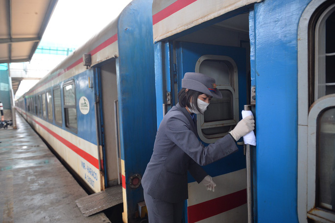 Nhân viên đường sắt tổng vệ sinh toa tàu để phòng dịch COVID-19.