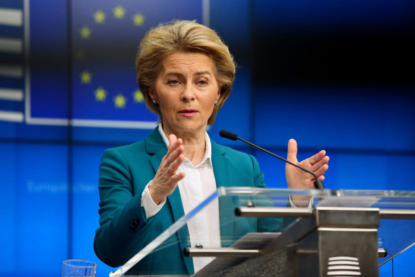 Bà Ursula von der Leyen, Chủ tịch Ủy ban châu Âu, nói bà đã trao đổi với phần lớn các nhà lãnh đạo EU trong cuối tuần qua, và nhận được sự ủng hộ của họ về dự luật cấm đi lại không cần thiết trong 30 ngày để phòng dịch COVID-19