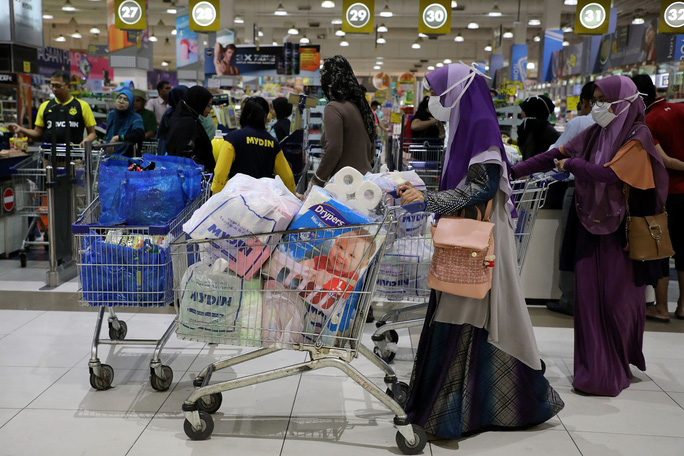Người dân Malaysia đi mua sắm trước nỗi lo xảy ra gián đoạn nguồn cung thực phẩm ở TP Subang Jaya - Malaysia hôm 17-3.