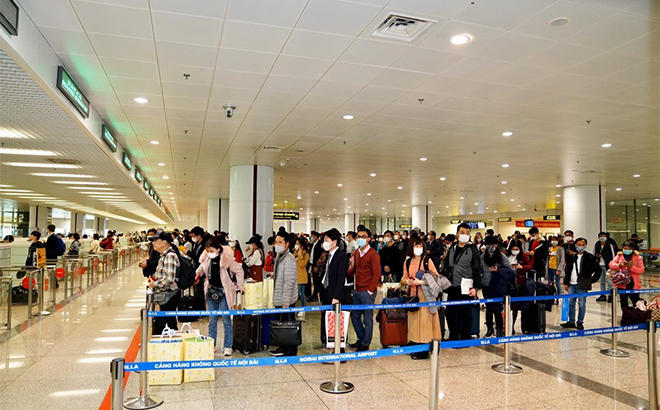 Hành khách làm thủ tục nhập cảnh tại sân bay Nội Bài.