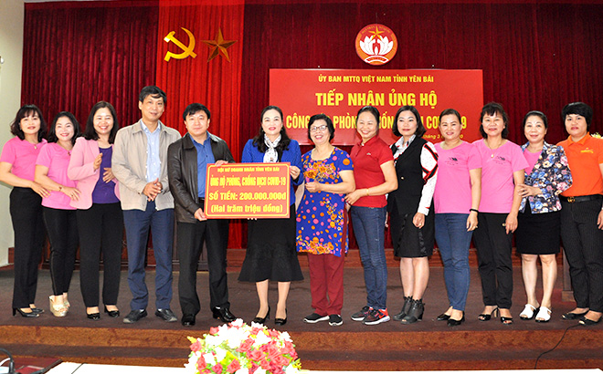 Đồng chí Giàng A Tông - Ủy viên Ban Thường vụ Tỉnh ủy, Chủ tịch Ủy ban MTTQ tỉnh tiếp nhận hỗ trợ của Hội nữ doanh nhân tỉnh phòng, chống dịch Covid-19.