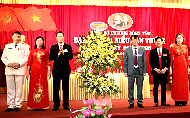 Đồng chí Đỗ Văn Nghị - Phó Bí thư Thường trực Thành ủy Yên Bái tặng hoa chúc mừng Đại hội.