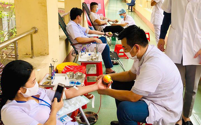 Các cán bộ y tế Bệnh viện Đa khoa khu vực Nghĩa Lộ tham gia hiến máu tình nguyện.