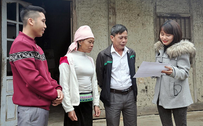 Lãnh đạo xã Hạnh Sơn khảo sát điều kiện để giúp đỡ gia đình chị Phạm Thị Phương ở thôn Bản Tào xóa nhà tạm.