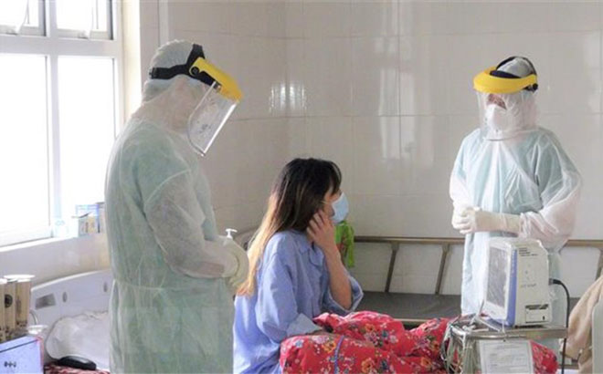 Các bác sỹ theo dõi diễn biến sức khỏe bệnh nhân nhiễm COVID-19 tại Bệnh viện bệnh lý hô hấp cấp tính số 2, Thành phố Hạ Long.