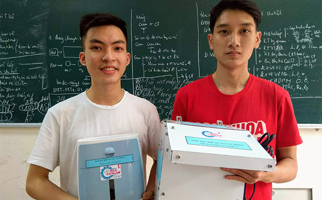 Sinh viên Dương Thế Long (trái) và Lưu Văn Thạo (phải) cùng hai phiên bản của máy rửa tay tự động.