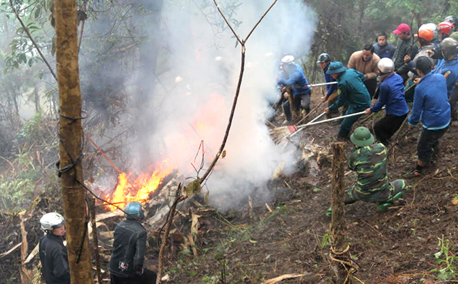 Các lực lượng tham gia dập lửa tại cuộc diễn tập ứng phó phòng chống cháy rừng và tìm kiếm cứu nạn tại huyện Trạm Tấu.