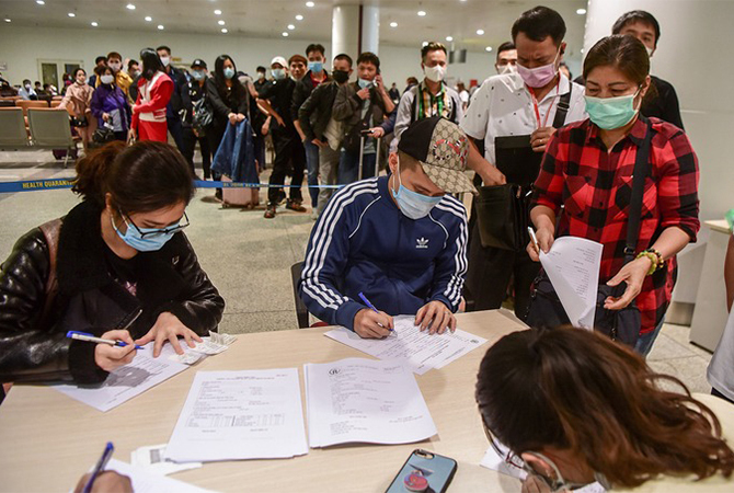 Hành khách làm thủ tục khai báo y tế khi nhập cảnh tại sân bay Nội Bài.