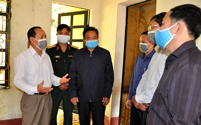 Đồng chí Triệu Tiến Thịnh - Phó Chủ tịch HĐND tỉnh cùng đoàn công tác của tỉnh kiểm tra khu cách ly y tế tại xã Bản Công.
