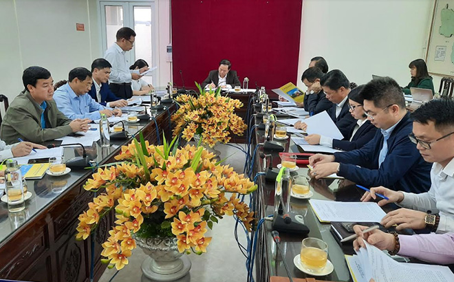 A meeting of the State Bank of Vietnam – Yen Bai branch discusses measures in support of customers affected by COVID-19.