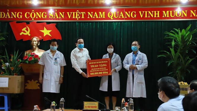 Ủy ban T.Ư MTTQ Việt Nam trao tặng Bệnh viện Đa khoa Hòa Bình 500 triệu đồng để phòng, chống dịch bệnh COVID-19