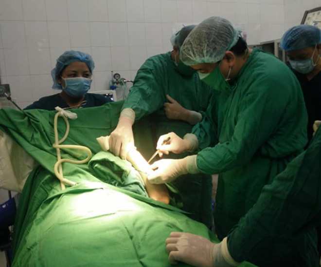 Các bác sỹ thực hiện phẫu thuật kết hợp xương cho bệnh nhân Đinh Thị H