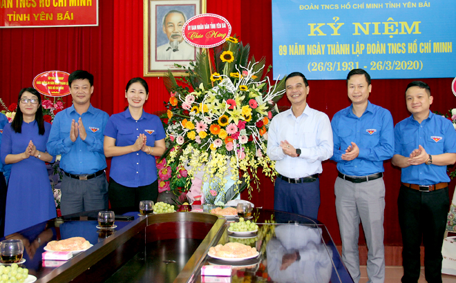Phó Chủ tịch UBND tỉnh Dương Văn Tiến tặng hoa chúc mừng Tỉnh đoàn Yên Bái nhân kỷ niệm 89 năm Ngày thành lập Đoàn TNCS Hồ Chí Minh.
