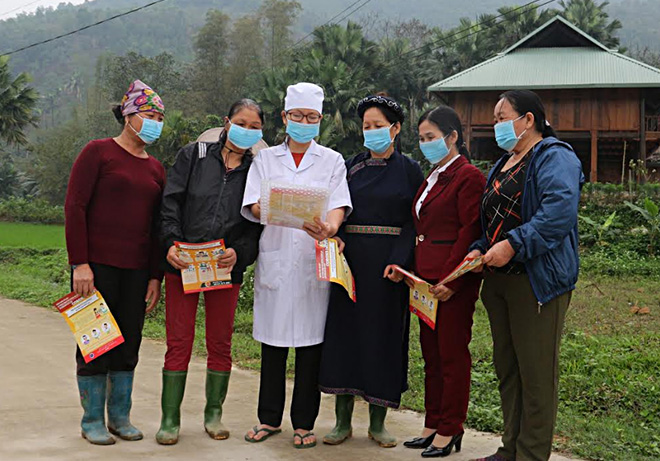 Cán bộ Trạm Y tế xã Việt Hồng hướng dẫn người dân thôn Bản Vần các biện pháp phòng dịch.