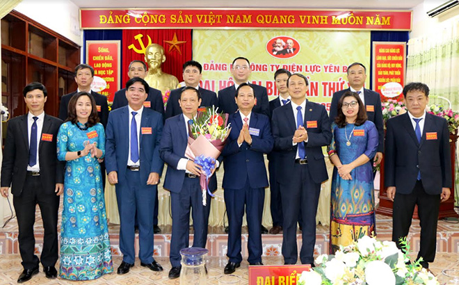 Lãnh đạo Đảng bộ Khối cơ quan và doanh nghiệp tỉnh tặng hoa Ban Chấp hành Đảng bộ Công ty Điện lực Yên Bái khóa XVI, nhiệm kỳ 2020-2025.