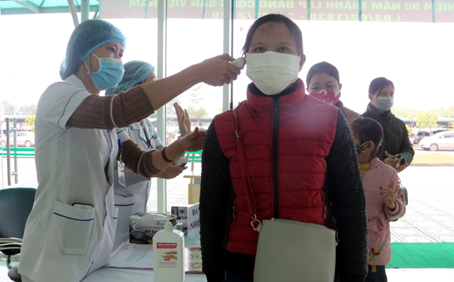 Bệnh viện Đa khoa tỉnh kiểm tra thân nhiệt cho người dân vào viện.