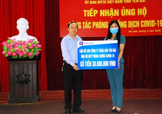 Đồng chí Nguyễn Thanh Bình – Chủ tịch Hội đồng quản trị Công ty Xăng dầu Yên Bái trao kinh phí ủng hộ phòng, chống dịch COVID-19 cho Uỷ ban Mặt trận Tổ quốc tỉnh Yên Bái.