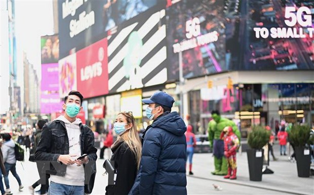Người dân đeo khẩu trang nhằm ngăn chặn sự lây lan của dịch COVID-19 tại New York, Mỹ ngày 14/3/2020.