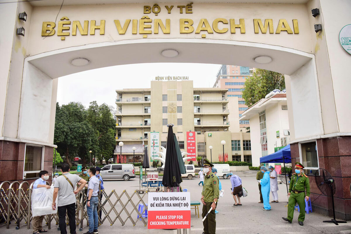 Tại cổng số 1 Bệnh viện Bạch Mai mọi hoạt động vẫn bình thường, người dân khi vào cổng sẽ được đo kiểm tra thân nhiệt và sát khuẩn tay.